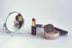 Read more about the article Jaką rolę pełnią pudry w makijażu?