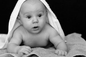 Read more about the article Ubranka niemowlęce w białym kolorze